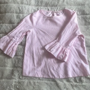 Rosa och vit randig blus  - En blus som slutar precis under armbågarna. Passar till allt, uppklätt eller nerklätt  