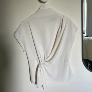 Eftertraktad Zara blus - Intressekoll på denna supersnygga slutsålda blusen från Zara! Hör av dig vid intresse eller funderingar🤍det finns några synliga trådar, som syns på bild 3, men som jag tror enkelt kan klippas bort! 