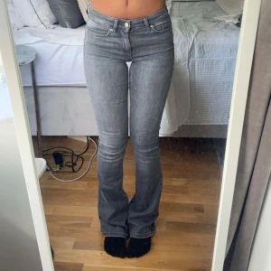 Grå bootcut ONLY jeans - Snygga jeans från ONLY! Storlek Xs💗Jag är 164cm! Priset kan diskuteras vid snabb affär💗
