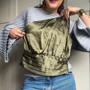 Olivgrön one sholder topp i satin - One sholder topp i satinmaterial. 💝Storlek 40 men känns som 38. Den sitter bra på mig och brukar ha storlek 36!
