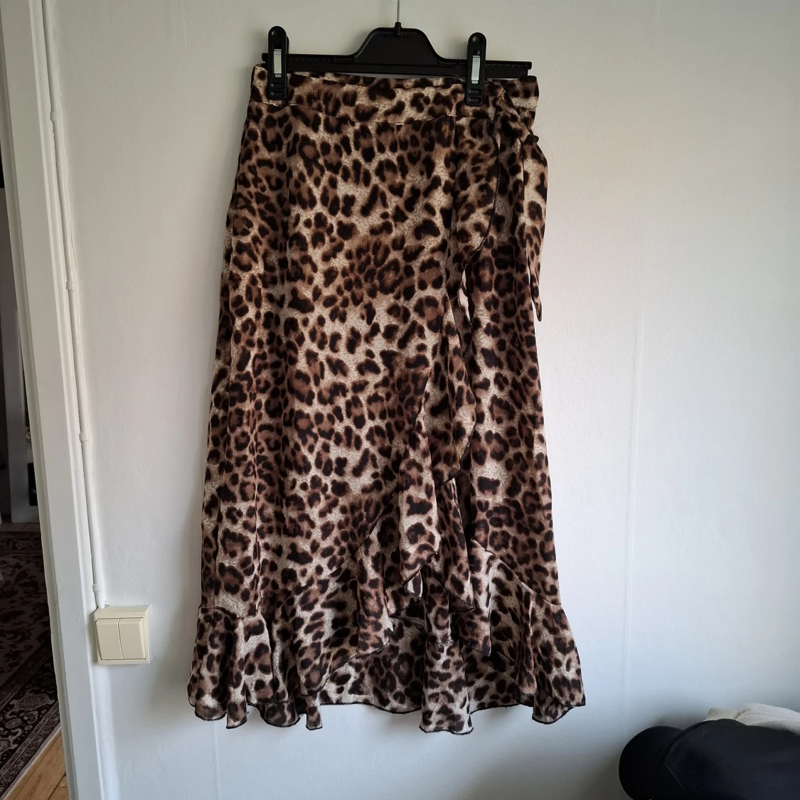 Leopardmönstrad omlottkjol med volang - 2