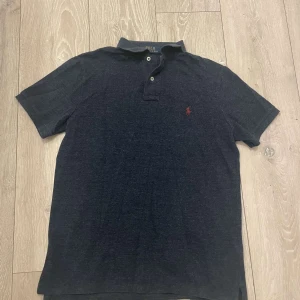 ralph lauren pike - modell| custom slim fit| storlek m| skick 9/10| pm för mer info🙌🏼