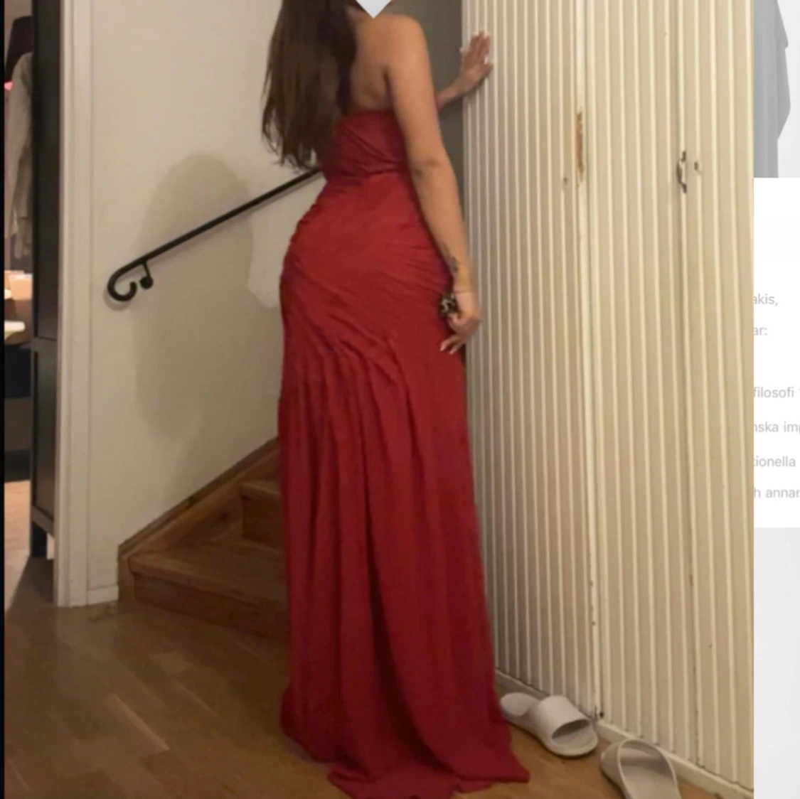 Röd långklänning med slits och hjärtformad urringning - 1