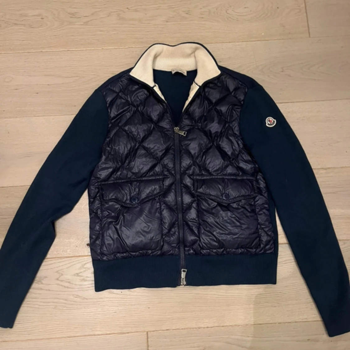 Mörkblå cardigan från Moncler med stickade ärmar