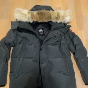 Canada Goose wyndham parka - Helt ny skick. Blev ör liten på mig så tänker sälja