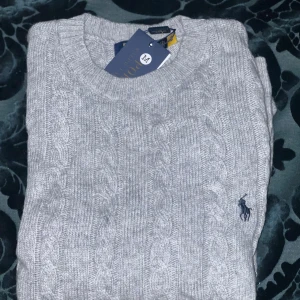 Polo Ralph Lauren - Polo Ralph lauren crewneck sweatshirt aldrig använd eftersom att den inte passar mig. Färg grå och storleken är M
