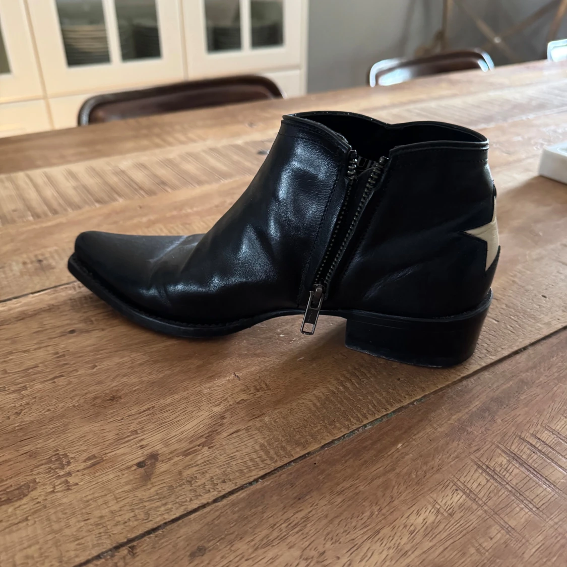 Svarta boots med stjärndetalj - 2