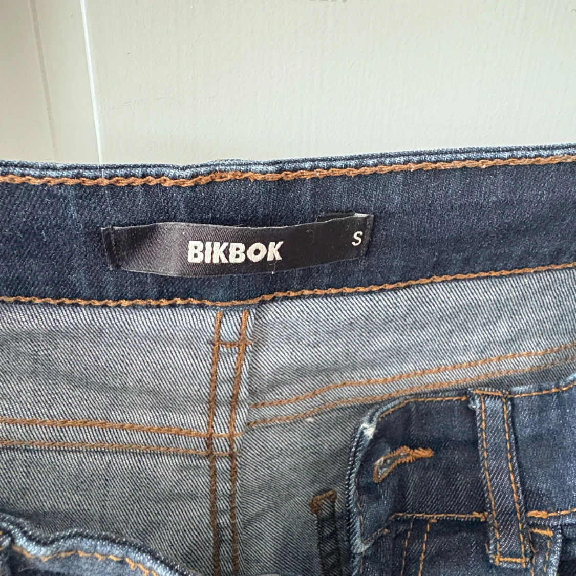 Mörkblå jeansbyxor från BikBok - 2