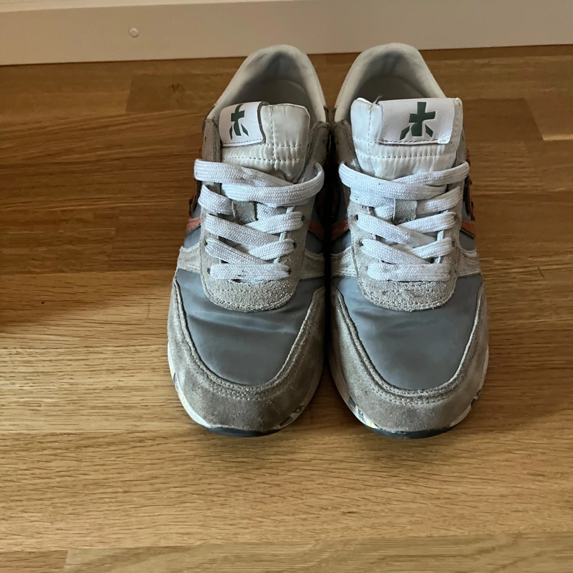 Grå och vita sneakers med orange detalj - 1