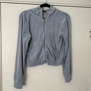 Ljusblå croppad t-shirt med knytband 2 för 15 - Säljer en ljusblå croppad t-shirt med korta ärmar och knytband i sidorna. Perfekt för en avslappnad och trendig look. Enkel att matcha med jeans eller kjol.