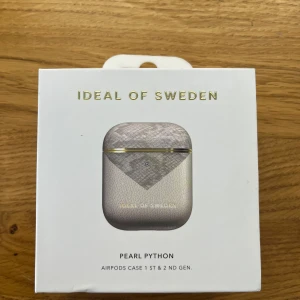AirPods case - Ett AirPods fodral för AirPods 1💕 fint skick! Köpt på ideal of Sweden 💗