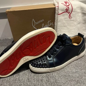 CHRISTIAN LOUBOUTIN - Tja! Säljer nu ett par Christian Louboutin skor i en Navyblue färg, extremt snygga och en otroligt kvalitet, skorna är äkta och de kan man se tydligt om man kan sin grej, sulan är knappt sliten överhuvudtaget. PERFEKT FÖR SOMMAREN! alla nitar är på plats, priset är ej hugget i sten! Kom med förslag! 