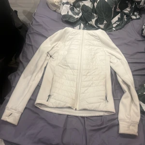 Vit jacka från Didriksons - Säljer en vit jacka från Didriksons med dragkedja. Det är jätte fin och en bra vår/sommar jacka. Pris kan diskuteras 