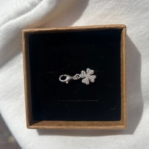 Silverberlock fyrklöver - Thomas sabo berlock, fyrklöver i silver säljer då det är en present från ett tidigare förhållande jag inte använder eller vill ha kvar 