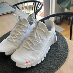 Nike W Free Metcon 6 - Använda en gång så är helt i nyskick, storlek 39 men passar mig som har 38 vanligtvis. Nypris 1649 men säljer för 1200 kr