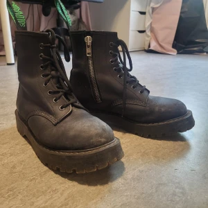 Svarta platform kängor - Svarta läder kängor med platform av Solovair (original makarna av doc martens). Storlek 39. Gott skick, tvättar innan jag skickar. Använts några gånger. Säljer för dom passande inte mig prefekt.