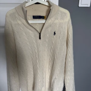 Kabelstickad Ralp lauren zip tröja  - Otroligt fräsch och snygg kabelstickad tröja från Ralph lauren! Använd max 3 gånger och är så gott som ny. Nypris 3000kr mitt pris: 2000kr men är öppen för förslag och byten.Storlek M