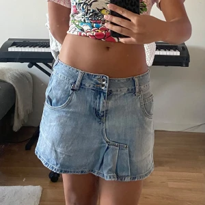 Ljusblå jeanskjol från Only - Säljer en ljusblå jeanskjol från Only med klassisk femficksdesign och dubbla knappar framtill. Kjolen har en kort passform och coola detaljer som fickor med knapp bak. Perfekt till sommargarderoben! Köpt på sellpy men inte kommit till användning 🩷