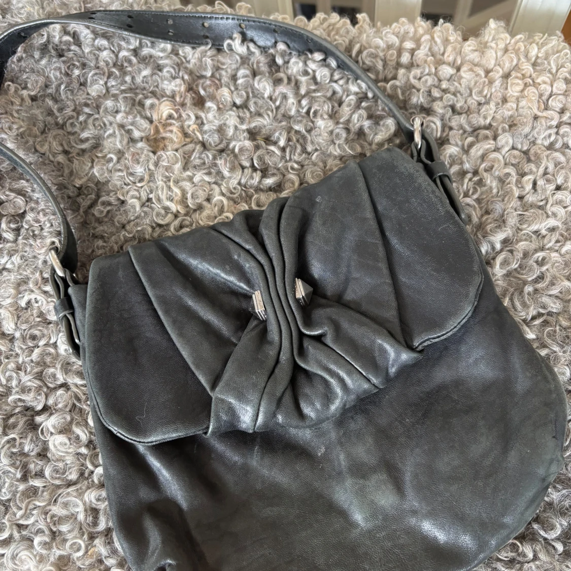 Svart axelväska med rosett och mönstrat foder - 4