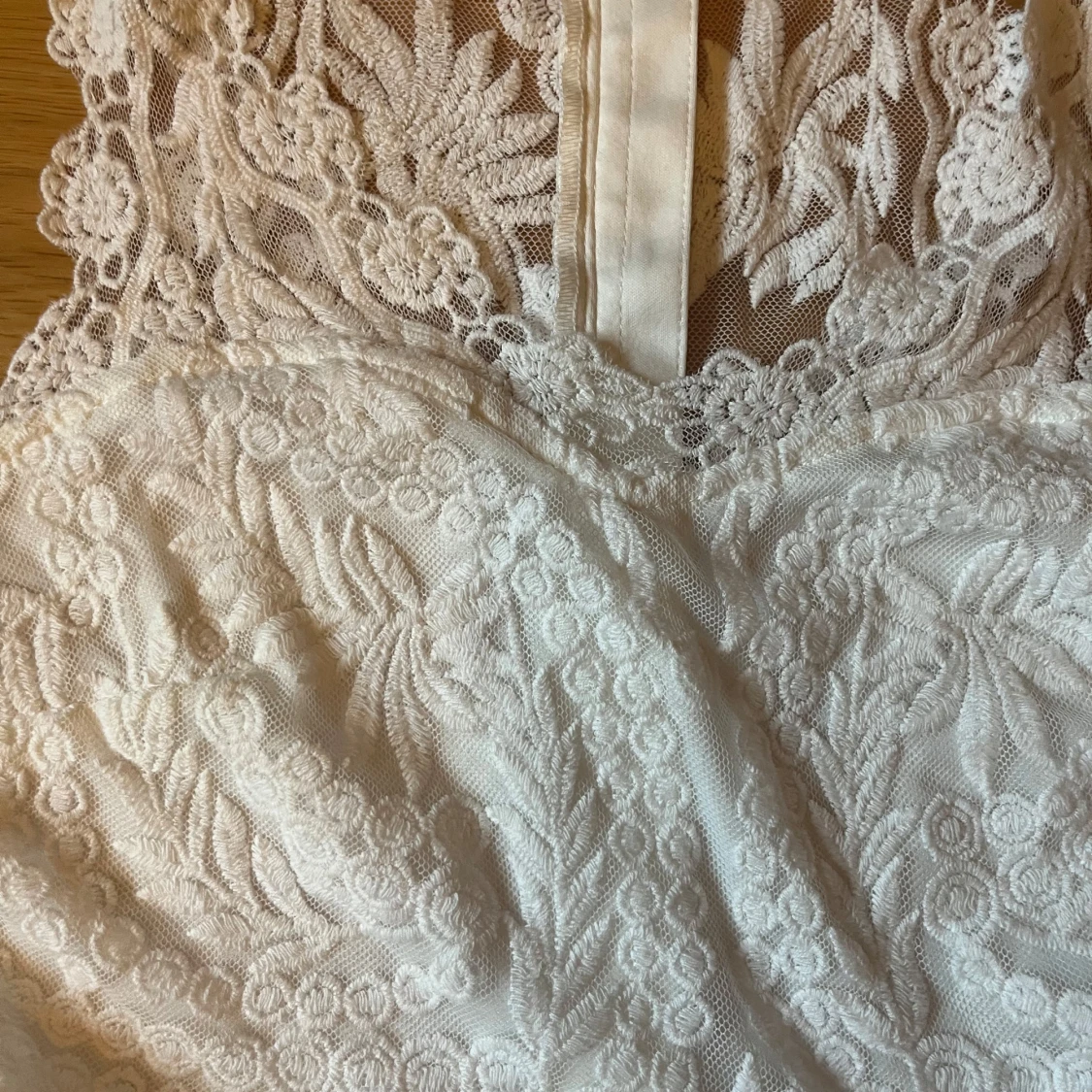 Vit spetsklänning med ärmlös design - 2