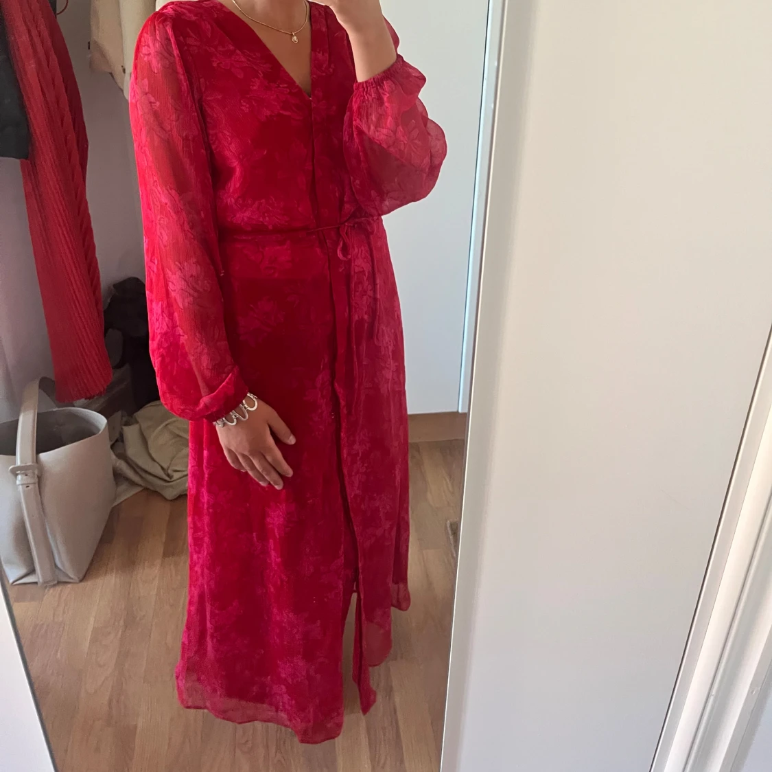 Röd långklänning med blommigt mönster - 2