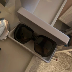 Svarta fyrkantiga solglasögon - Säljer mina Chimi 10, limited edition från 2021 tror jag. Dom sälja iallafall inte längre! Superfin brun färg med en lite större passform, lämnade precis in dom hos optikern då bågarna var lite uttöjda, men nu är dom perfekta! Inga defekter och priset kan såklart disskuteras ❤️köpta för 1200kr