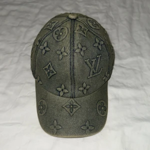 Denim washed cap - Kollar intresset på denna feta denim washed vuitt*n keps. Kom med bud!