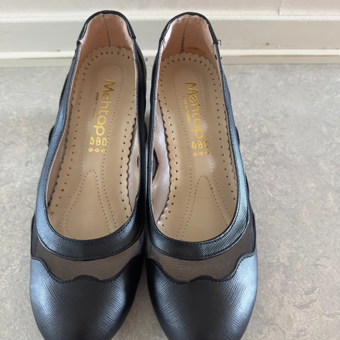 Svarta pumps med meshdetaljer från Marlop - 3