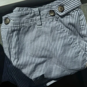 Randiga shorts knappar - Snygga blåvit-randiga shorts från Cubus med flera knappar i midjan och fickor både fram och bak. Så söta!!!