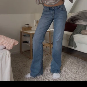 Jeans från abrand  - Snygga blåa utsvängda jeans från Abrand Jeans. Strl 27 så passar s/m beroende på önskad passform. Är 175 cm