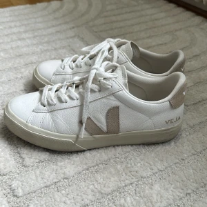 Vita sneakers från Veja med beige detaljer - Säljer ett par klassiska vita sneakers från Veja med beige detaljer. Har använt en gång men tog fel storlek så dem var tyvärr för små för mig. Köpte dom för några veckor sen för 1800kr på NK💖