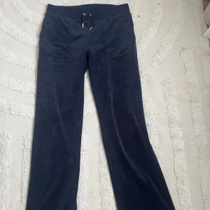 mörkblåa juicy couture byxor - ett par mörkblåa juicy byxor i storlek S 💞 de är jättefina och dessutom väldigt sköna💞