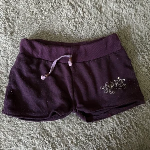 Mörklila shorts - Suuuuuuper lågmidjade mini mjukissjorts. Jättesköna. Storleken skulle jag säga är mer S