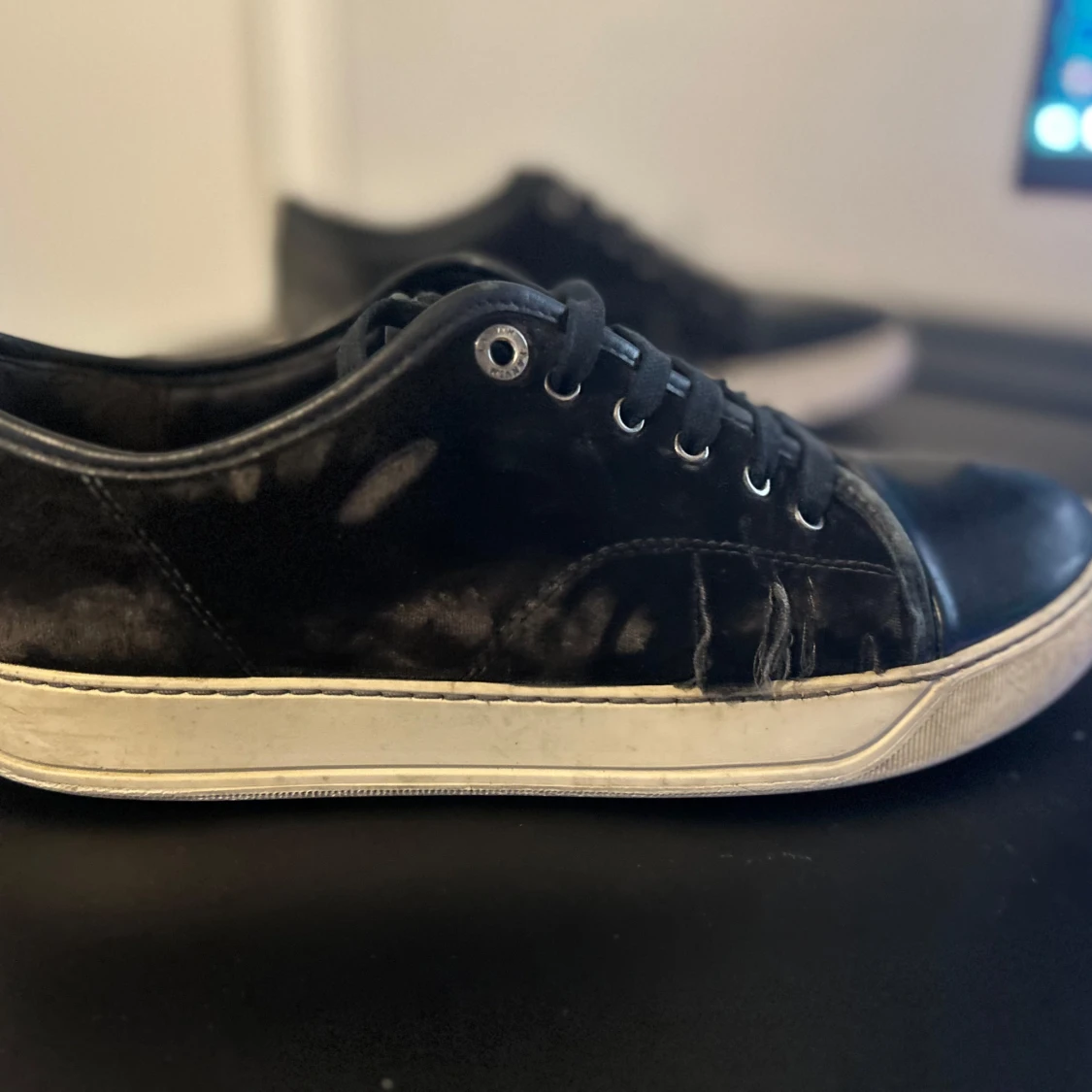 Svarta sneakers i mocka med snörning - 3