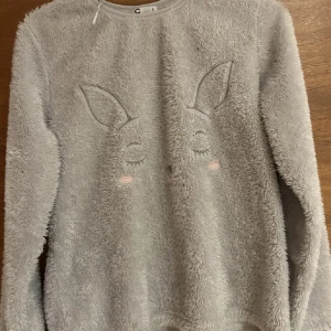 Grå myströja - En jätte mjuk grå myströja med kanin tryck på! Sparsamt använd