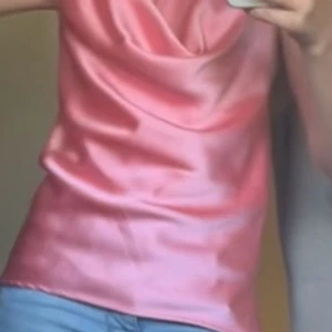 Rosa halternecktopp satin -  Jättefin halternecktopp från Zara. Säljer billigt då den har några fläckar som tyvärr inte går bort.  