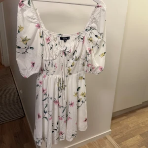 Klänning - Klänning   Väldigt bra skick och bra kvalitet Storlek: M