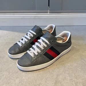 Gucci ace  - Ett par unika Gucci ace skor, riktigt feta! Storlek 40 men sitter mer som 41. Använda men ändå i bra skick! Box medföljer. Skriv gärna om du undrar något!