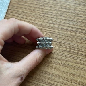 Bred silverfärgad ring med nitar - Jätte fin Edblad ring i 16.80