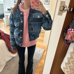 Sandro jacka - Ny jeans jacka från Sandro med prislappen kvar som är helt slutsåld☺️ Den är så unik och eftertraktad. Strl 34! Köpt för ca 3900kr💓🫶🏻