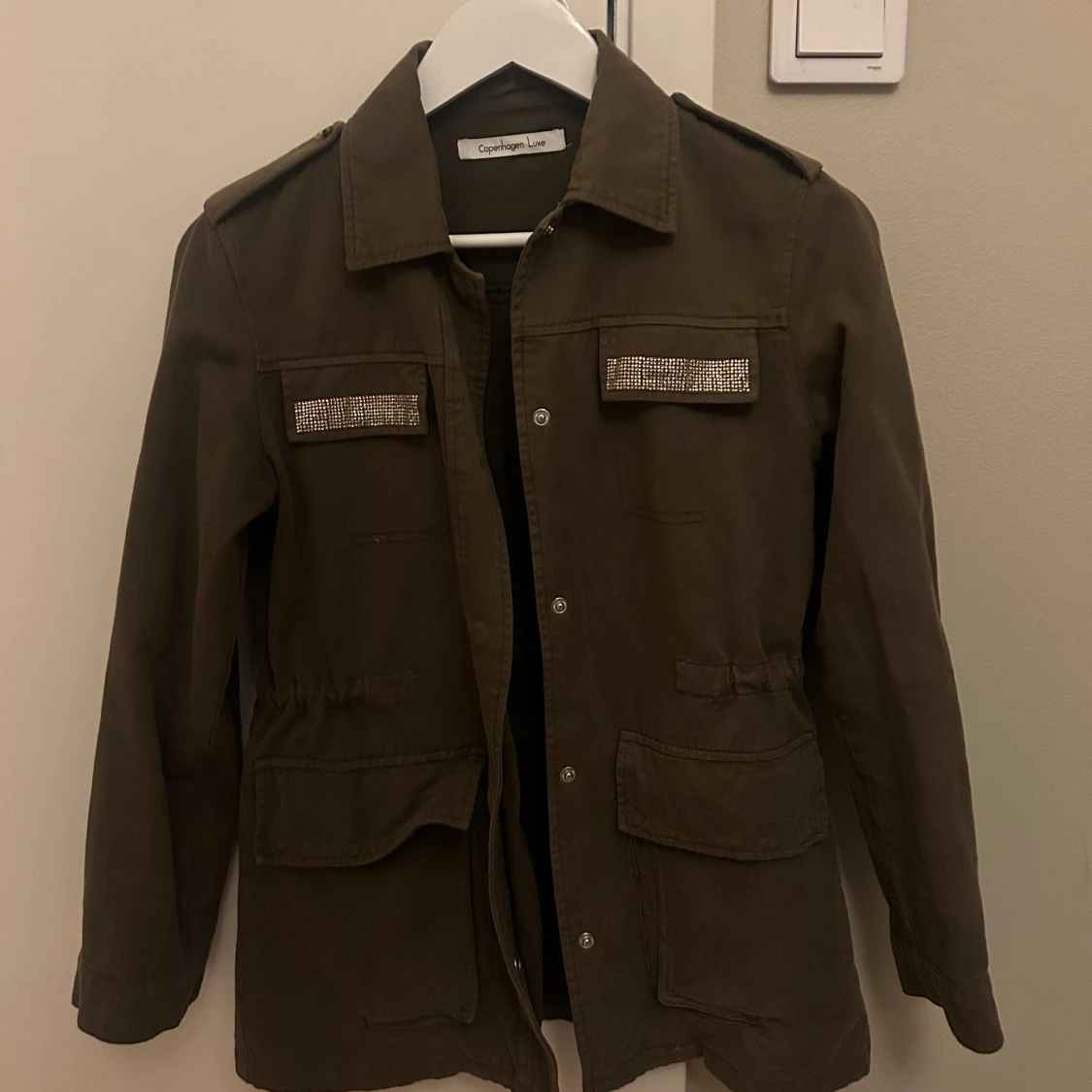 Olivgrön jacka med strassdetaljer från Copenhagen Luxe