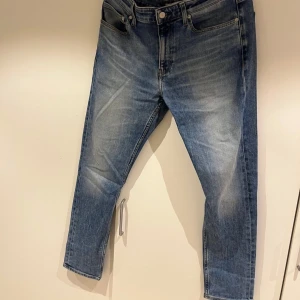 Calvin Klein blåa jeans - Ett par ljusblå jeans. I gott skick, använda ett fåtal gånger. Slim Taper modell. Nypris 1200kr   Storlek: 32/30