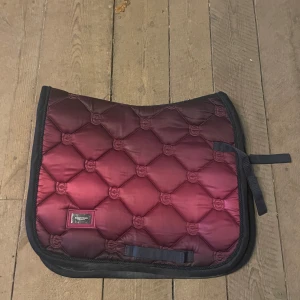Equestrian Stockholm Schabrak - Snyggt schabrak från Equestrian Stockholm i lila och rosa, storlek full använd sparsamt under tre år, fint skick! 
