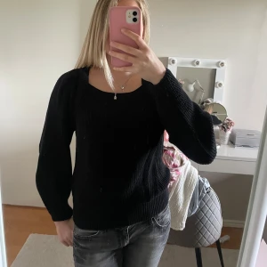 Svart stickad tröja från Selected Femme - Säljer en svart stickad tröja från Selected Femme. Tröjan har lång ärm, bred ribbad kant vid ärmslut och nederkant samt en fyrkantig halsringning💋