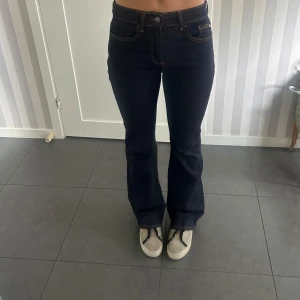 Mörkblå bootcut jeans från ONLY - Säljer ett par mörkblå jeans från ONLY med klassisk femficksdesign och kontrastsömmar. Byxorna har bootcut-passform och normalhög midja. skriv vid frågor eller funderingar!