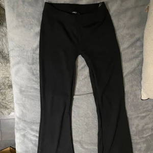 Lågmidjade flare leggings - Fina lågmidjade flare leggings, noppriga men går att få bort enkelt. Väldigt sköna. Hör av dig vid frågor eller intresse🌸