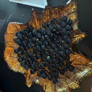 Svarta runda pärlor - Svarta, blanka runda pärlor perfekta för att skapa egna smycken som armband, halsband eller örhängen. Kommer i en praktisk liten plastpåse. Passar dig som gillar att pyssla och skapa unika accessoarer.