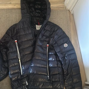 Marin blåa moncler jacka - Säljer denna moncler jackan eftersom den inte passar mig, 9,5/10 skick, skriv vid minsta fundering, äkta såklart också!