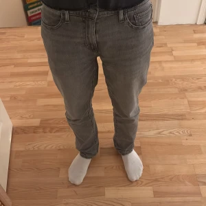 Levis 511  - Säljer ett par klassiska grå jeansbyxor från Levis, modellen är 511 och de e W33 L32 passar perfekt för nån som inte vill ha baggy men inte skinny är en bra mix där imellan enligt mig:) Använda 1 gång köpta för 1799:- på NK i stockholm