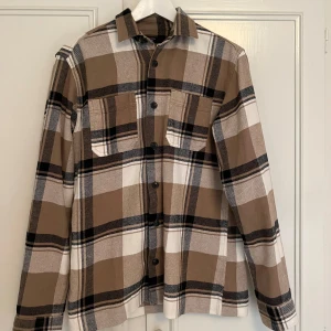 Overshirt skjorta  - Tjena! Säljer min skjorta som passar perfekt utanpå andra kläder. Inte använd många gånger så nästan ny! Skriv om ni har några frågor! Pris kan diskuteras!